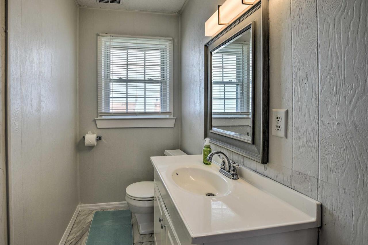 Oak Island Beach Abode With Deck Walk To Shore! Exterior foto