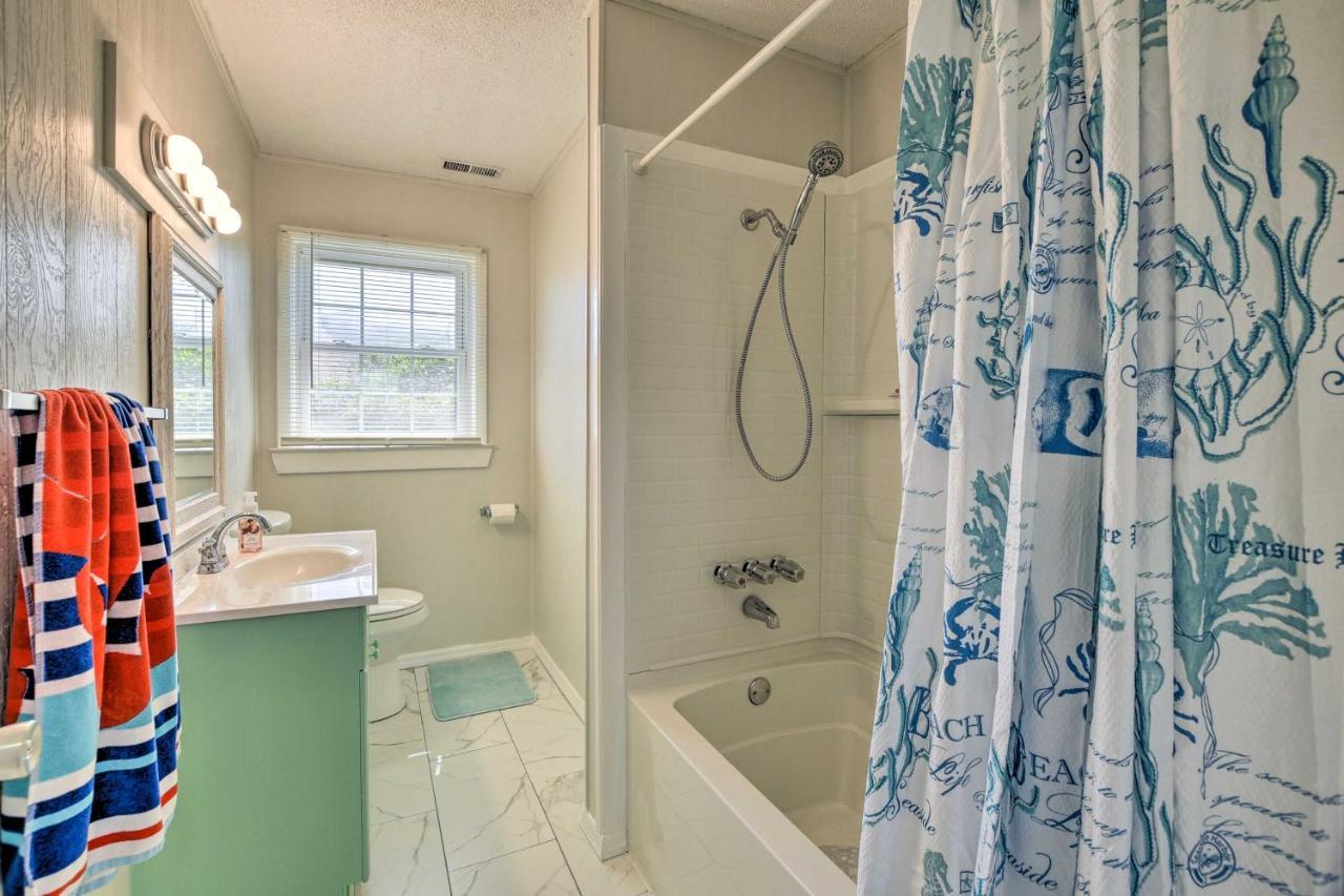 Oak Island Beach Abode With Deck Walk To Shore! Exterior foto